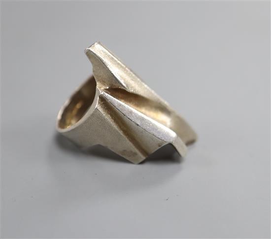 A 1990s Finnish Bjorn Weckstrom for Lapponia sterling dress ring The Shuttle, Size I.